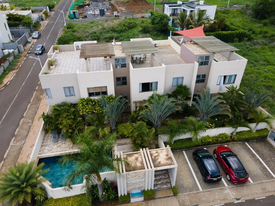 Property building, Swimming pool, Parking