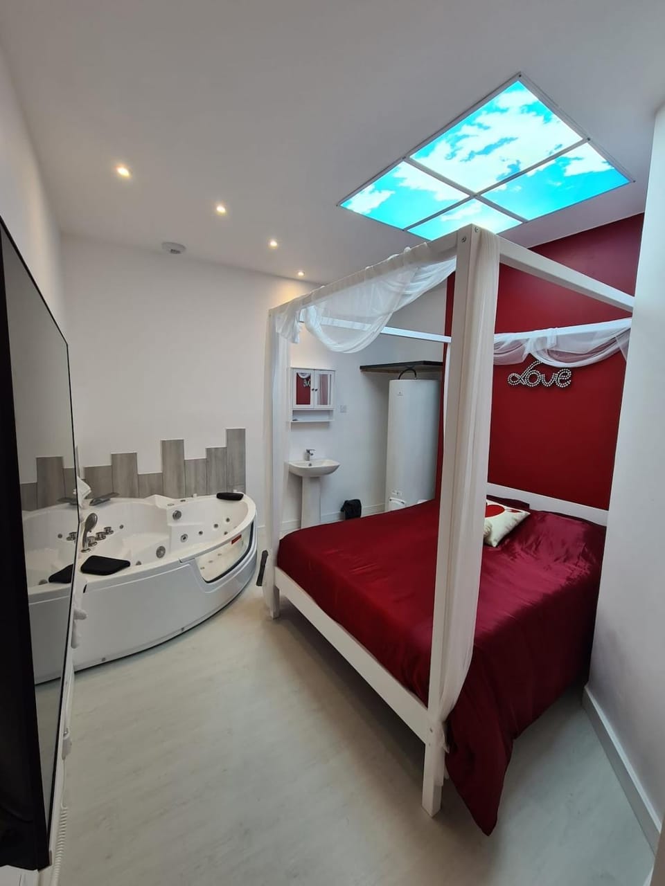 Bed, TV and multimedia, Photo of the whole room, Bedroom, towels