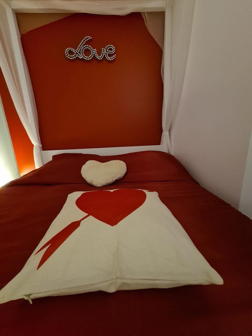 Bed, Property logo or sign, Photo of the whole room, Bedroom, towels