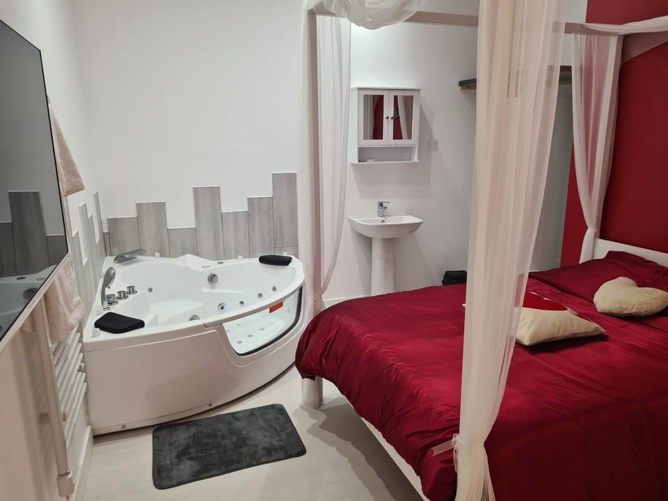 Bed, Hot Tub, Bathroom, TV and multimedia, Photo of the whole room, Bedroom, Bath, towels