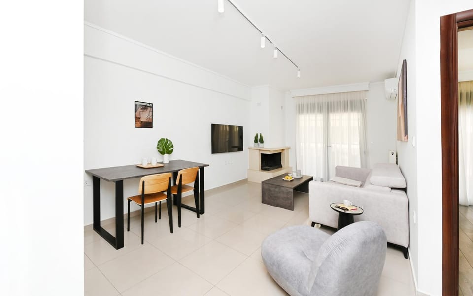 Communal lounge/ TV room, TV and multimedia, Living room, Seating area, Dining area, Evening entertainment