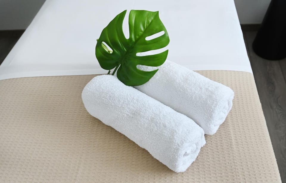 Bed, Bedroom, towels