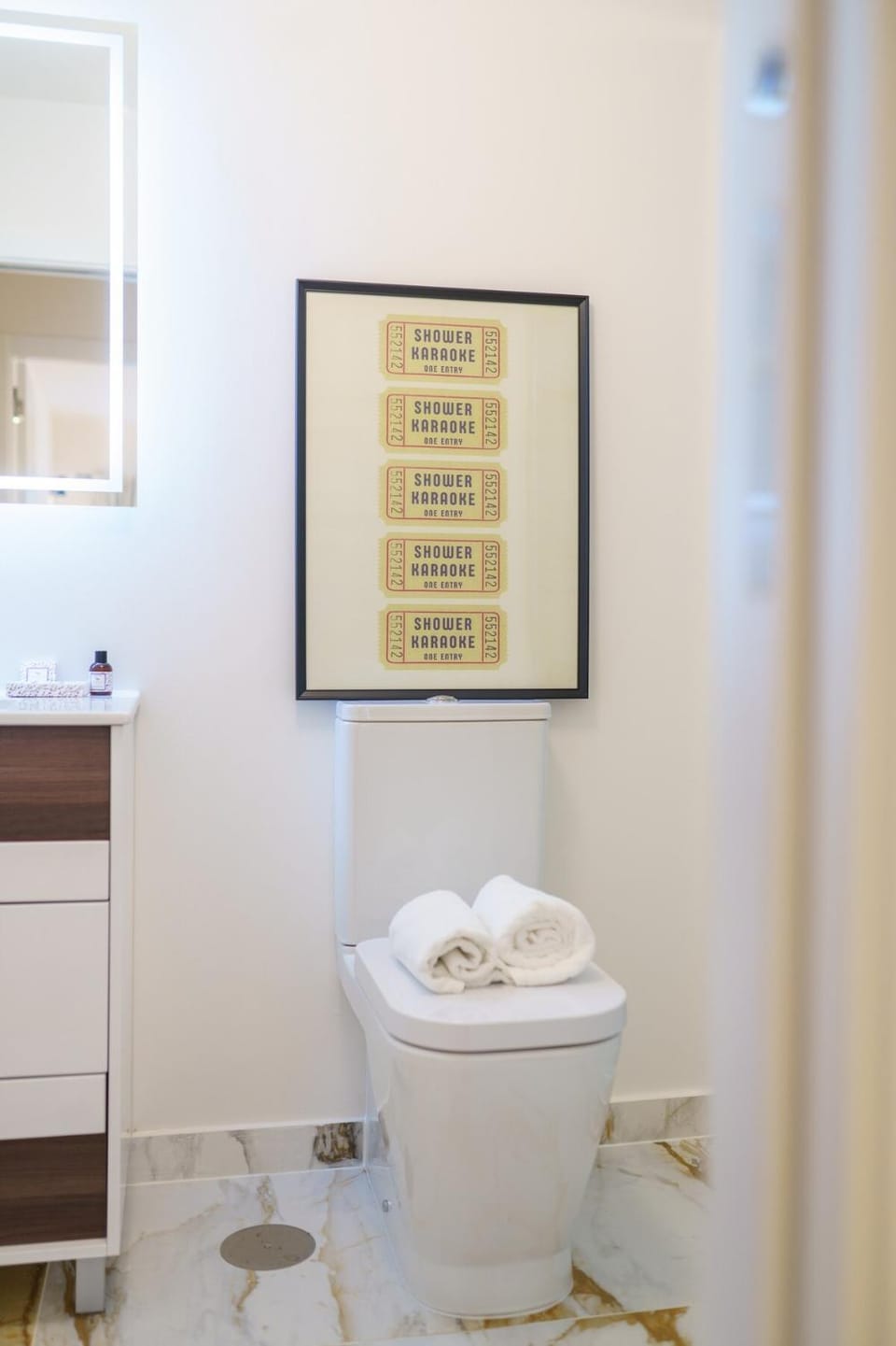 Toilet, Bathroom, towels