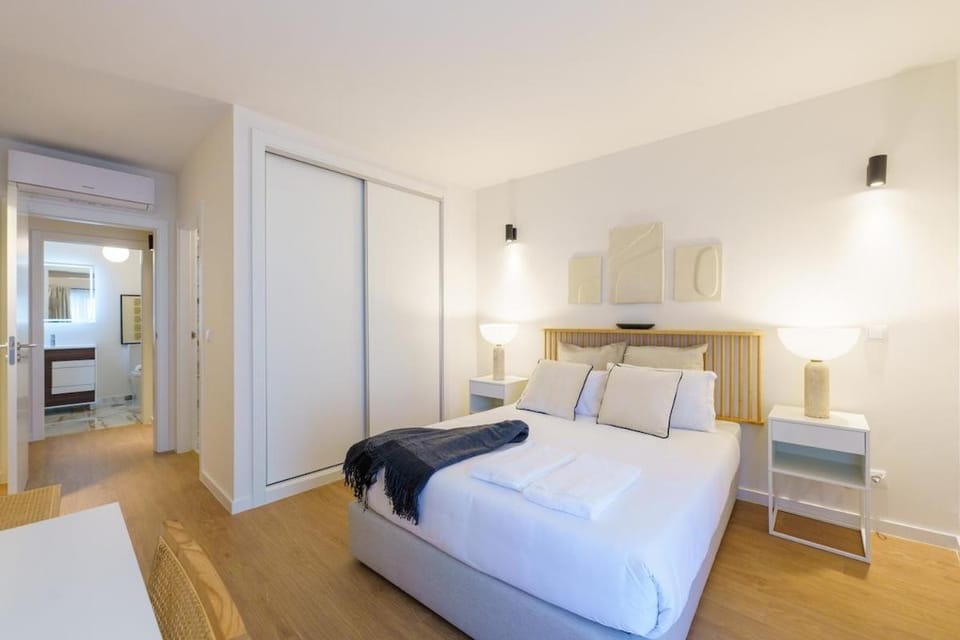 Bed, Photo of the whole room, Bedroom, towels, wardrobe