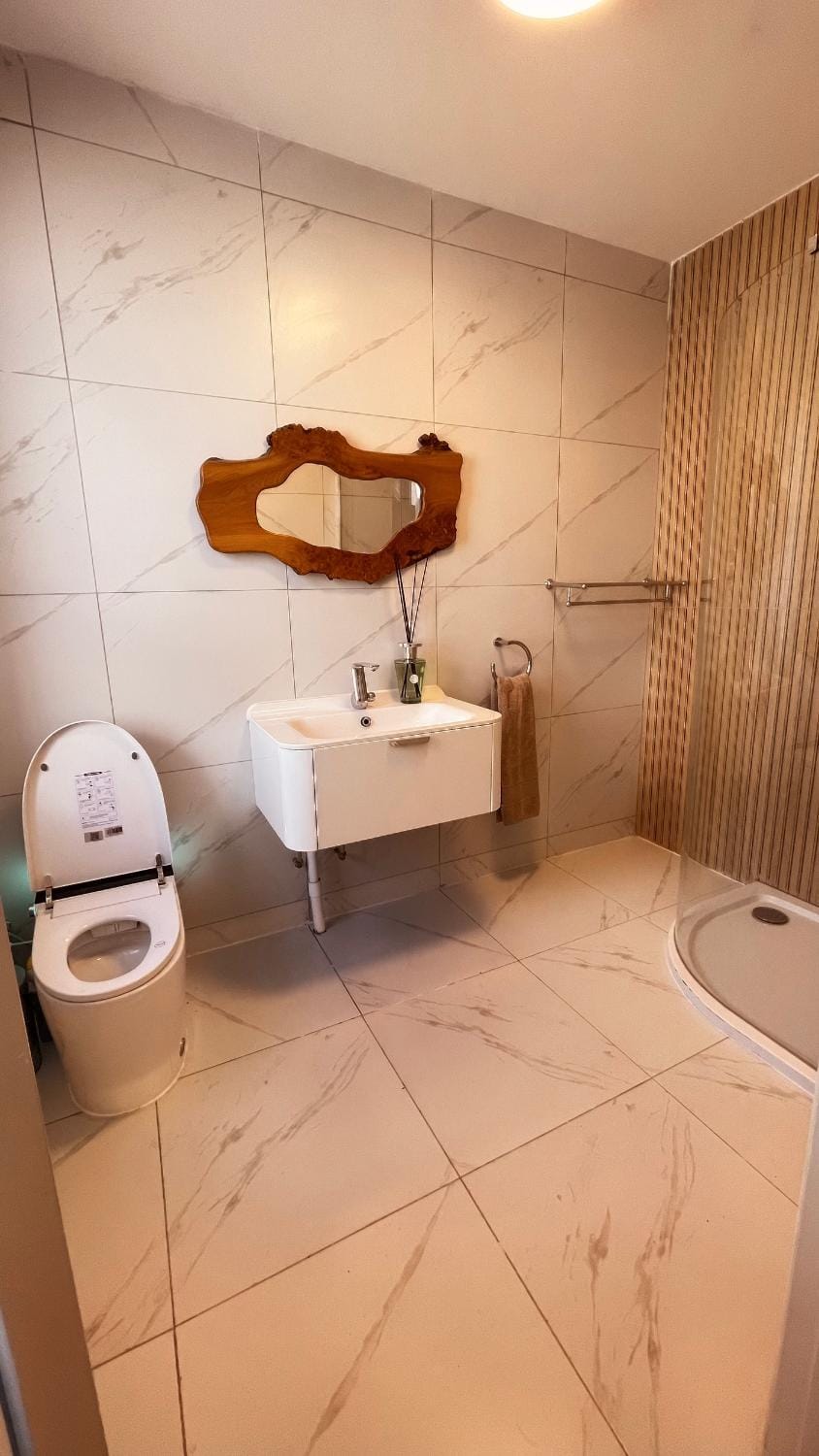 Shower, Toilet, Bathroom, bidet, towels