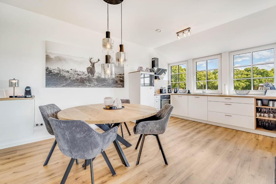 Coffee/tea facilities, Kitchen or kitchenette, Dining area, oven, stove