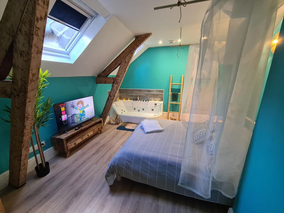 Bed, TV and multimedia, Photo of the whole room, Bedroom