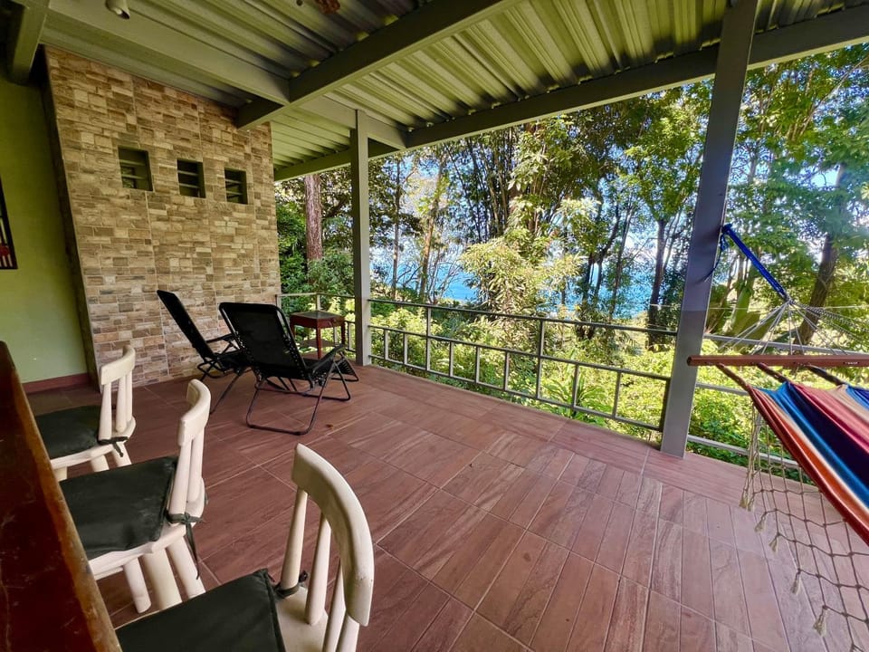 Zen Zaru Free MA Park Tour & Breakfast Bed and Breakfast in Quepos