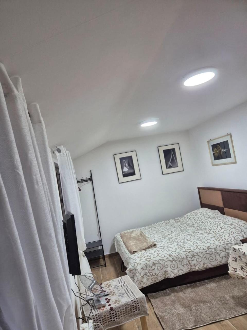 TV and multimedia, Photo of the whole room, Bedroom
