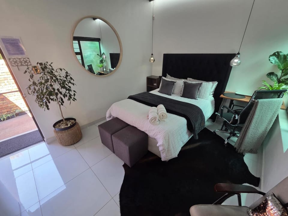 TV and multimedia, Kitchen or kitchenette, Photo of the whole room, Seating area, Bedroom