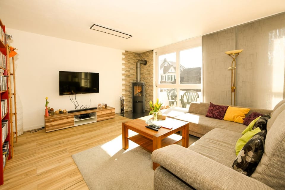 Communal lounge/ TV room, TV and multimedia, Living room, Seating area, Evening entertainment
