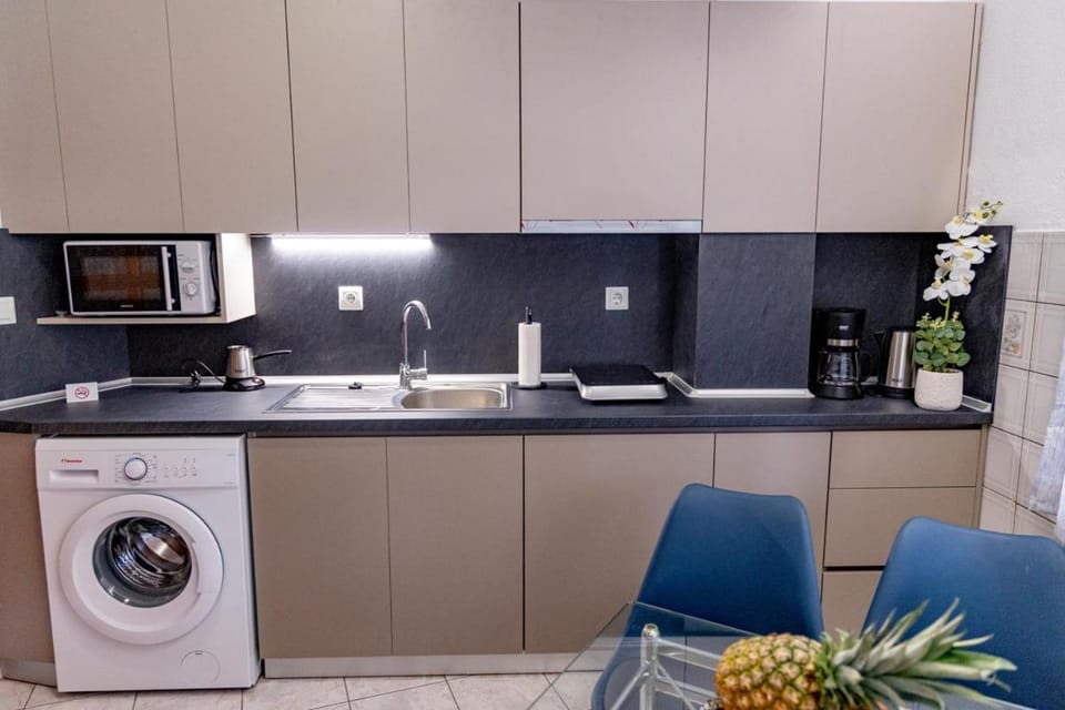 Coffee/tea facilities, Kitchen or kitchenette, Dining area, oven, stove, washing machine