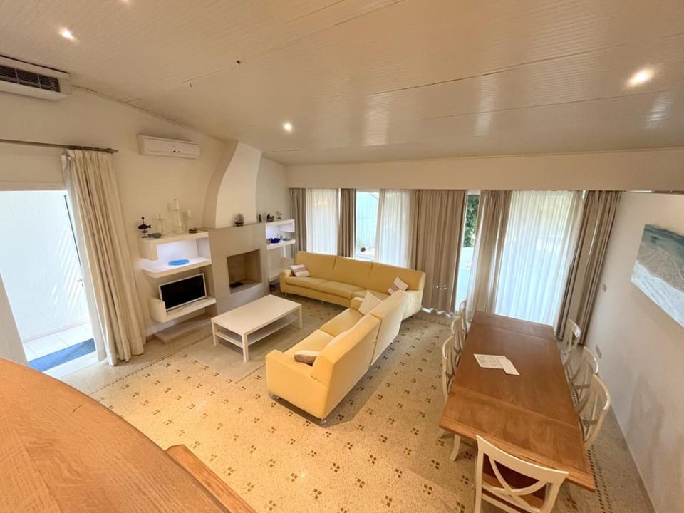 TV and multimedia, Seating area, Dining area