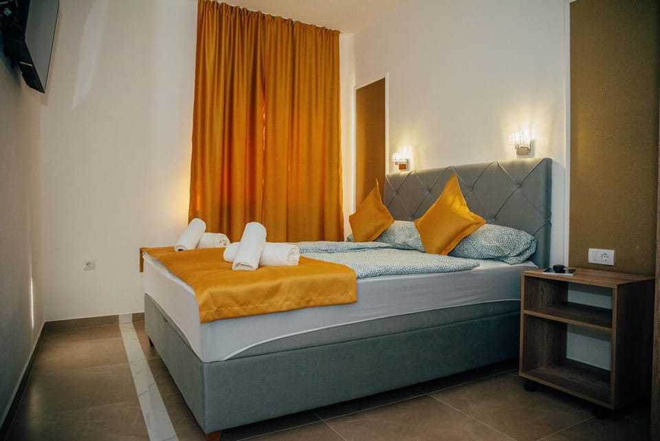 Bed, TV and multimedia, Photo of the whole room, Bedroom