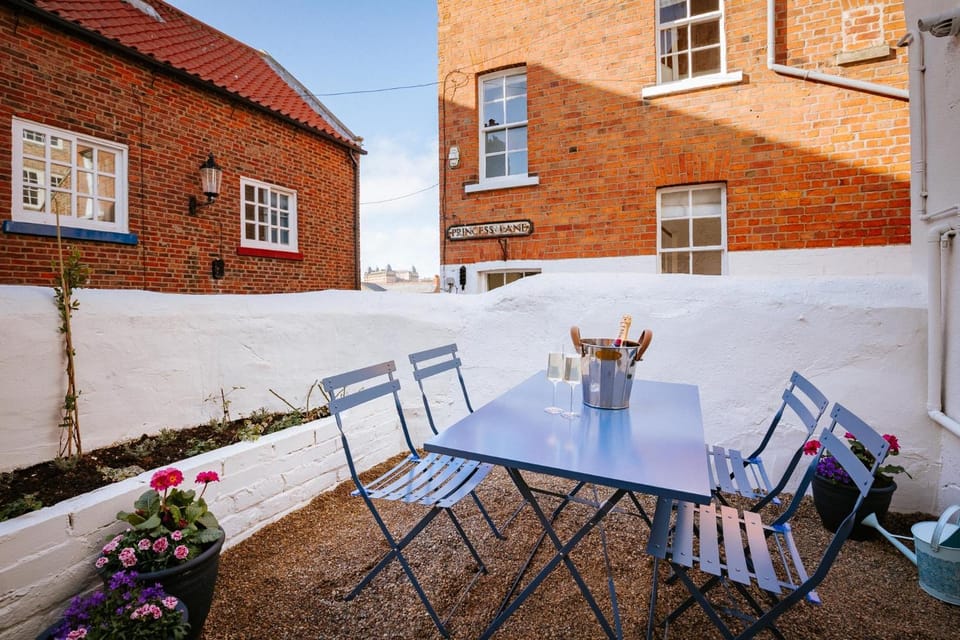 Patio, Garden, Dining area