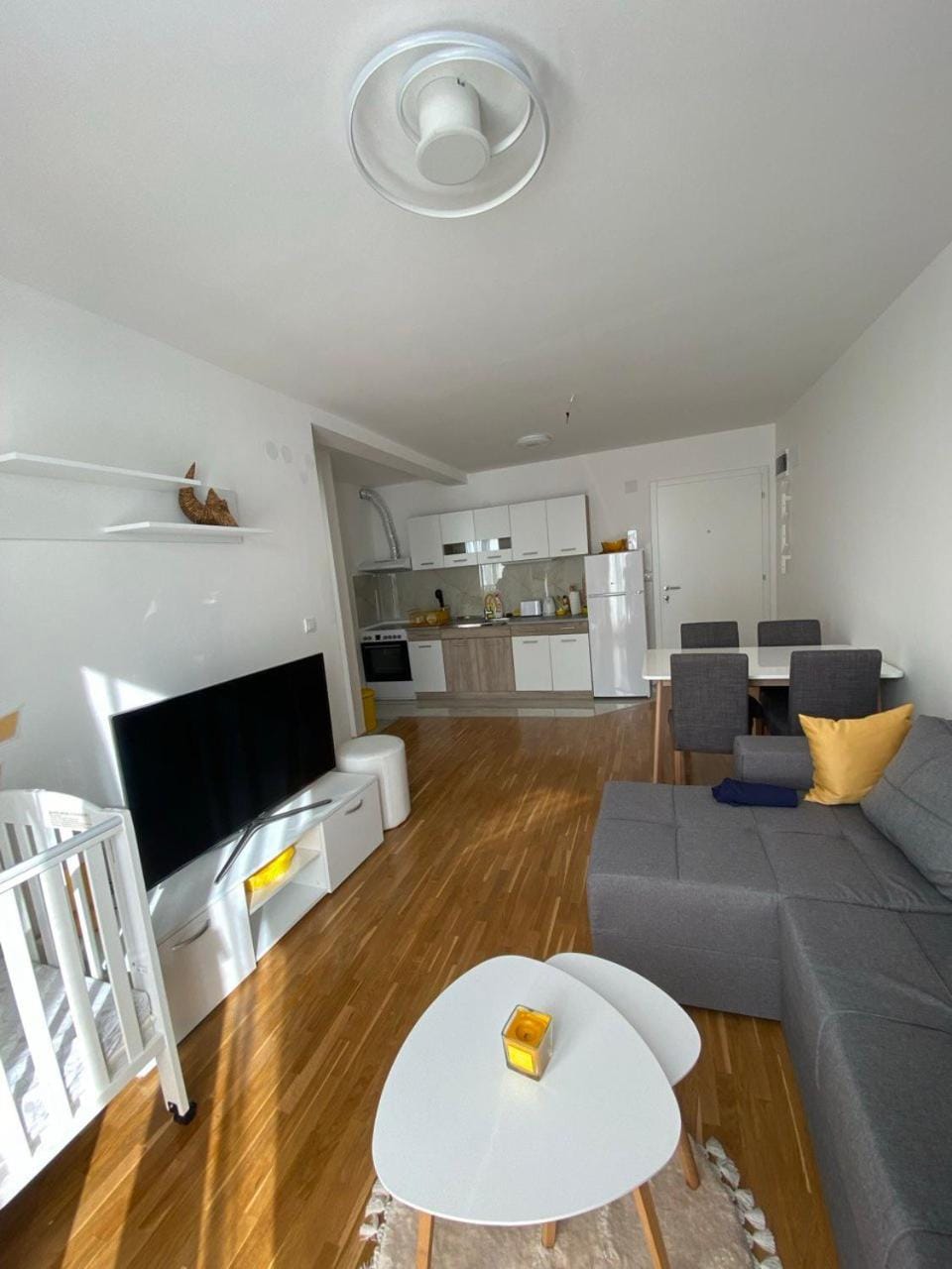 TV and multimedia, Kitchen or kitchenette, Living room, Seating area, Dining area
