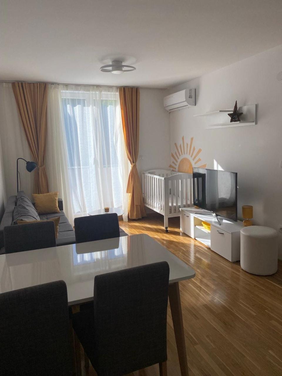 TV and multimedia, Living room, Seating area, Dining area
