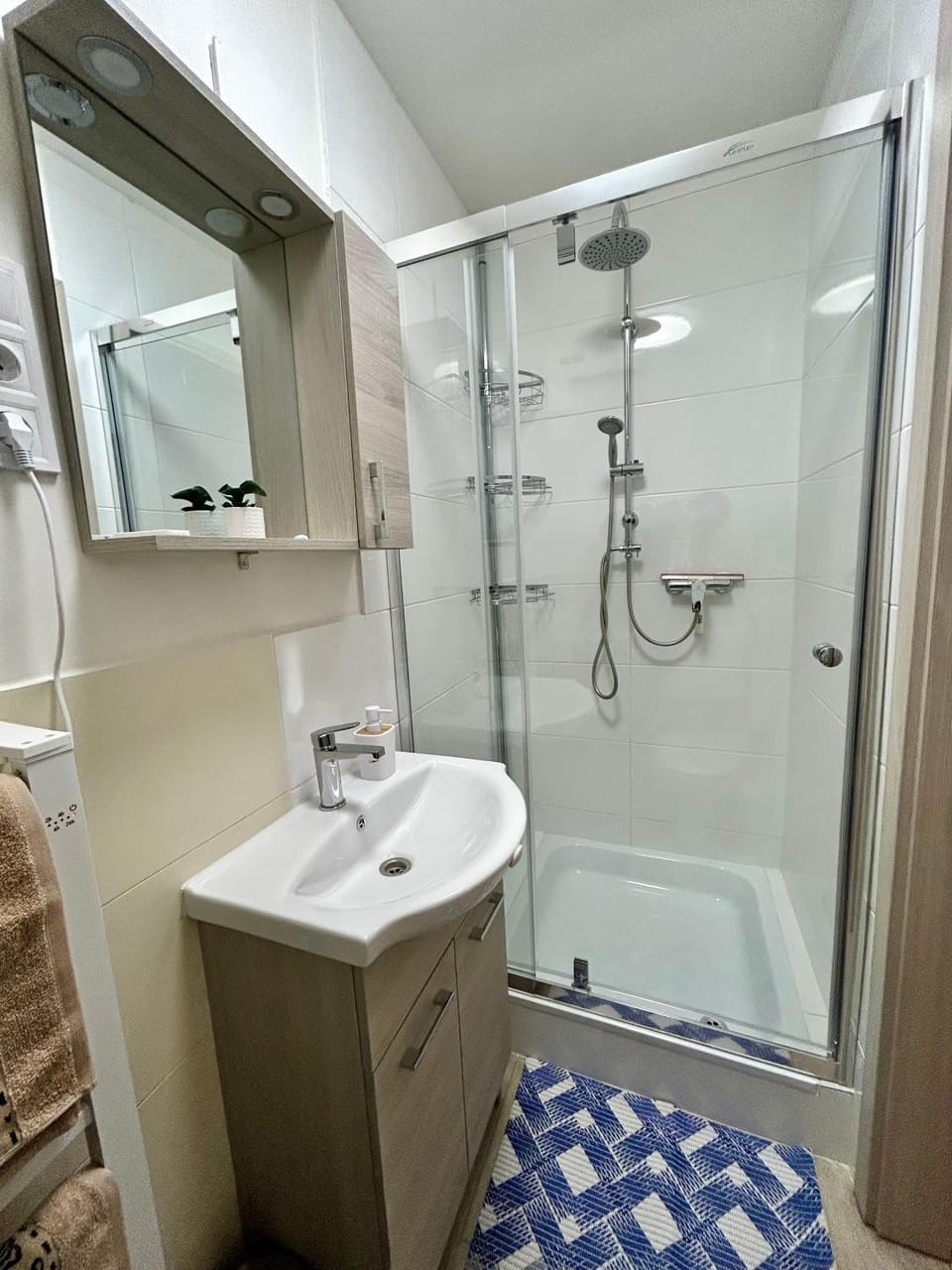 Shower, Bathroom, towels