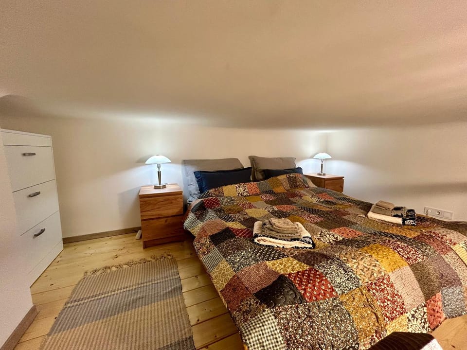 Bed, Bedroom, towels
