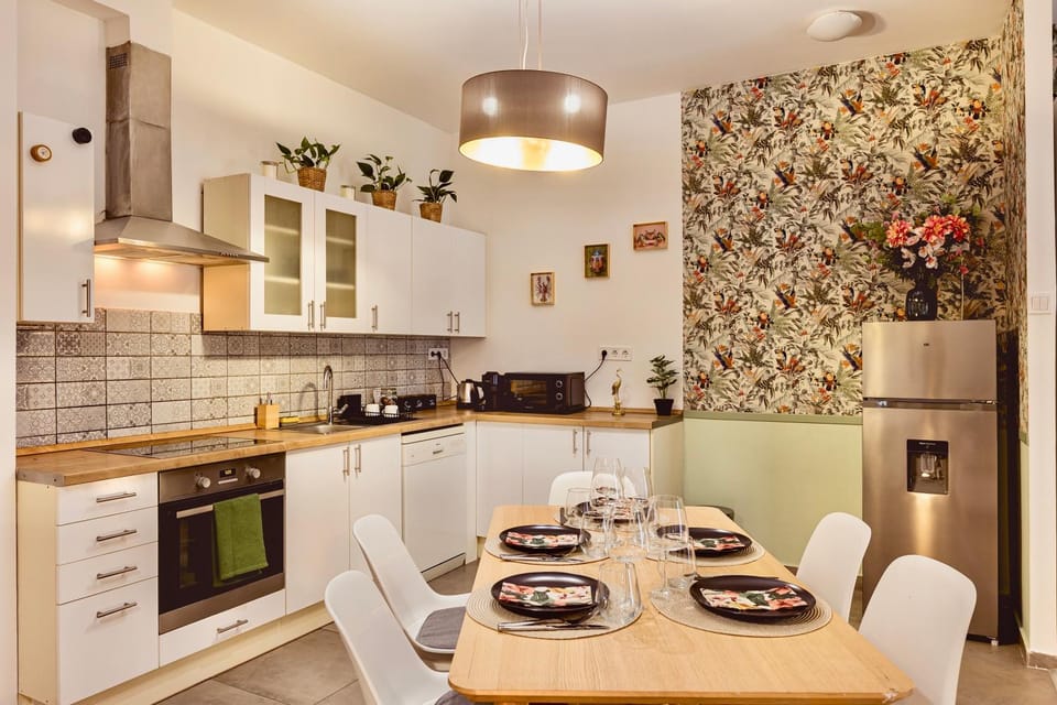 Coffee/tea facilities, Kitchen or kitchenette, Dining area, dishwasher, oven, stove, toaster
