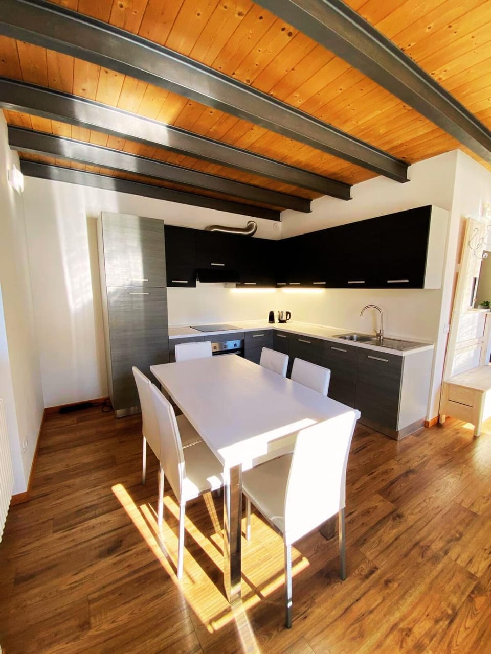 Kitchen or kitchenette, Dining area