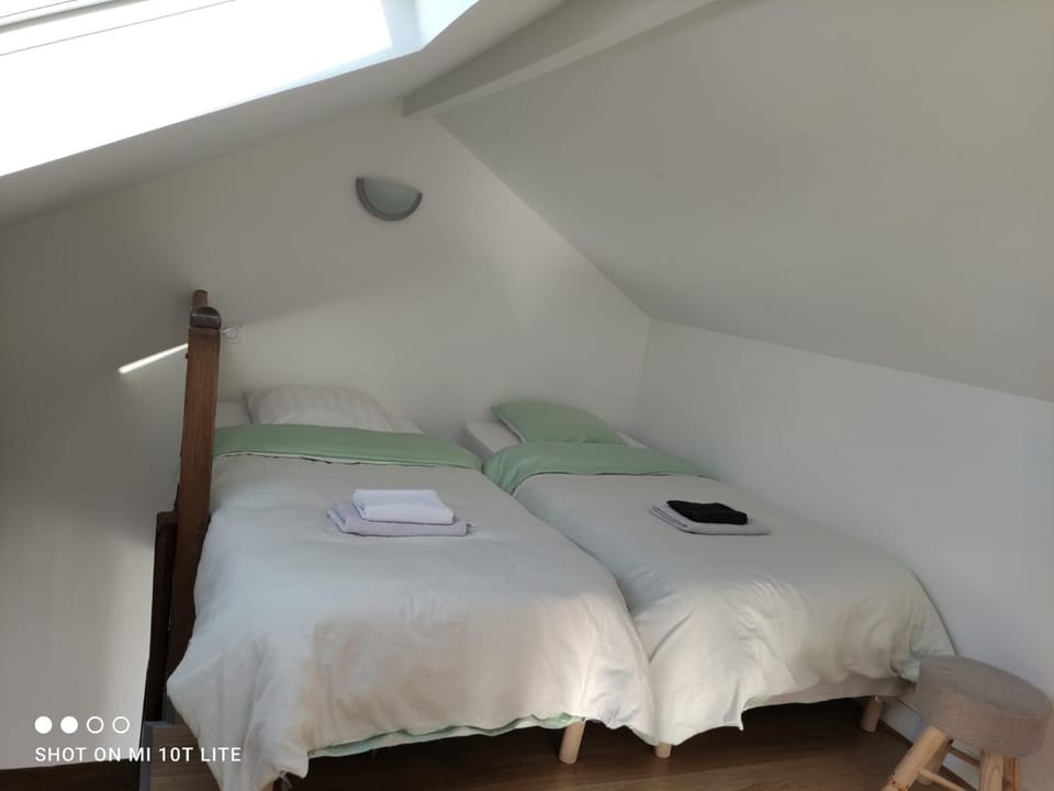 Bed, Bedroom, towels