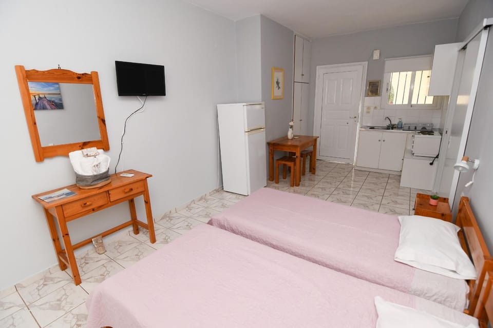 Bed, TV and multimedia, Kitchen or kitchenette, Photo of the whole room, Bedroom, towels, wardrobe