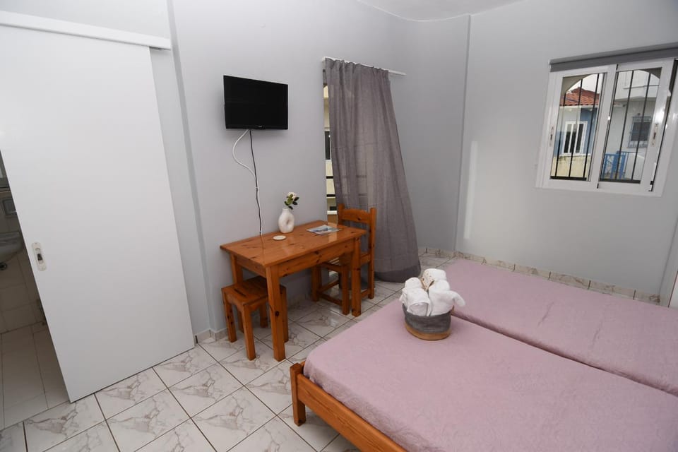 Bed, TV and multimedia, Photo of the whole room, Bedroom, towels