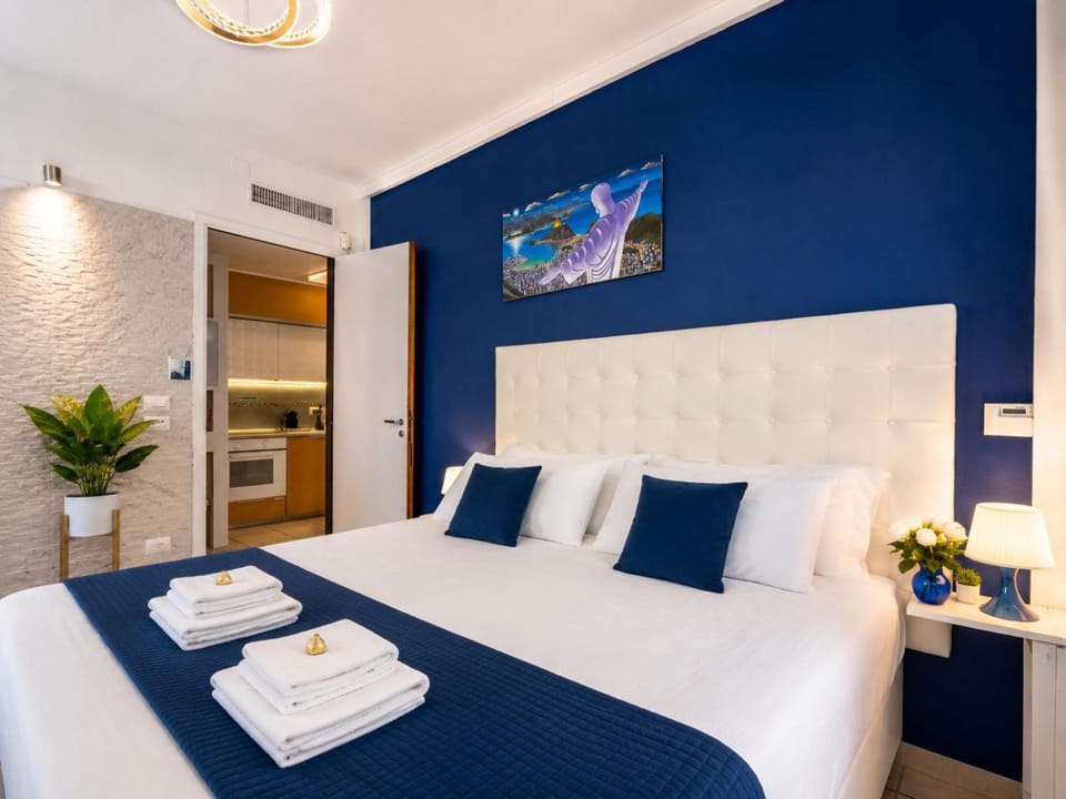 Bed, TV and multimedia, Photo of the whole room, Bedroom, towels, air conditioner