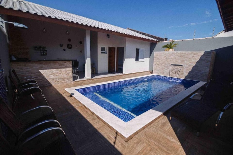 Beautiful house, swimming pool, 3-car garage, gourmet area House in Peruíbe
