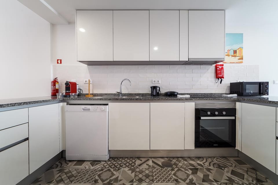 Coffee/tea facilities, Kitchen or kitchenette, dishwasher, oven, stove
