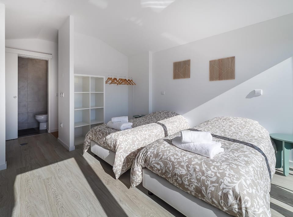 Bedroom, towels