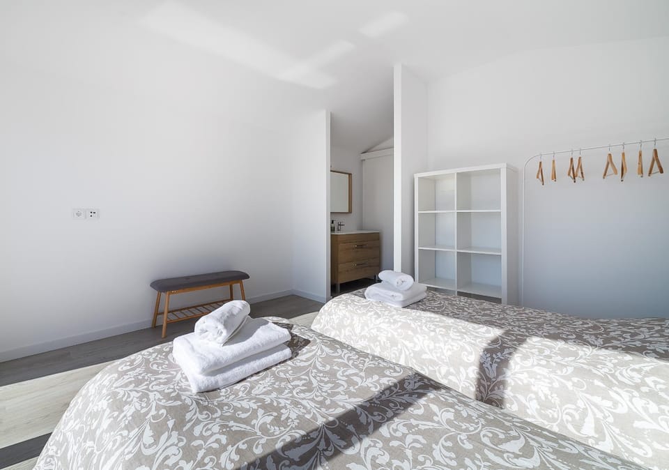 Bed, Bedroom, towels