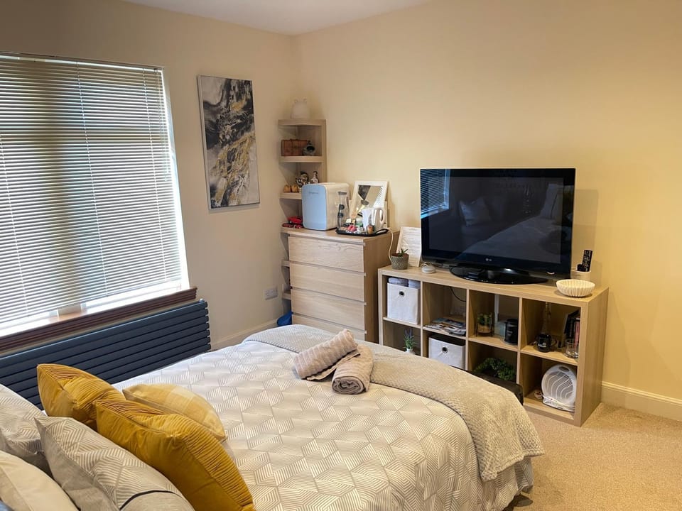 Bed, TV and multimedia, Bedroom, heating