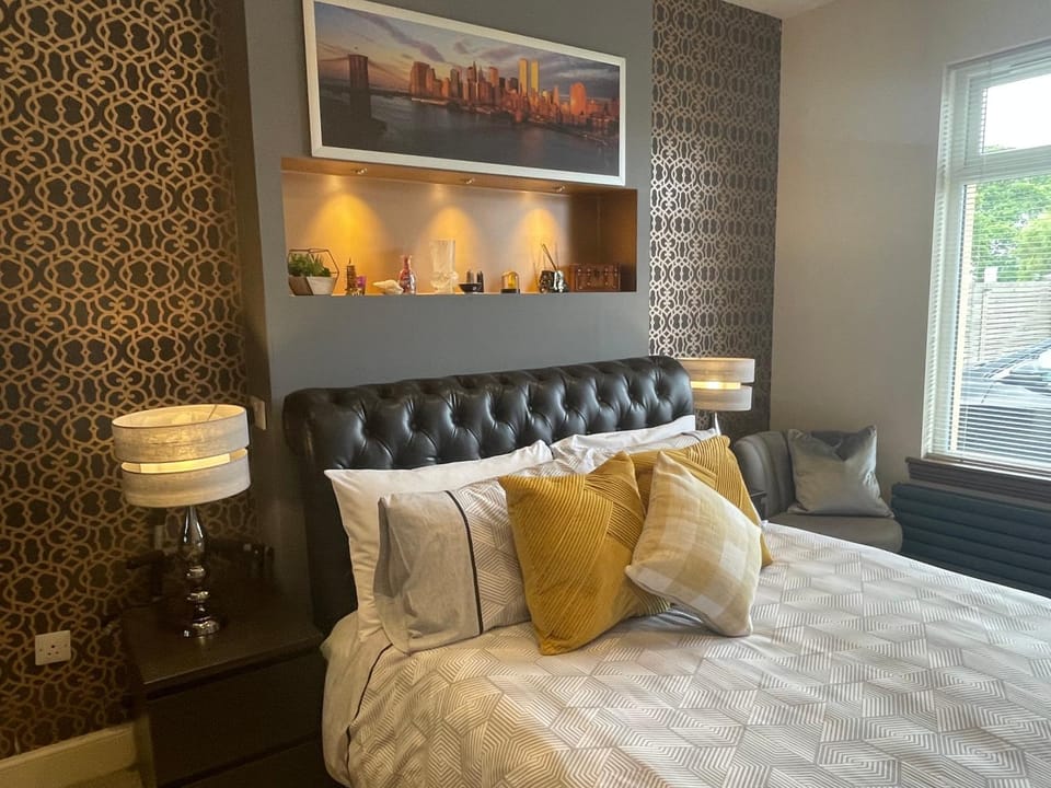 Bed, Seating area, Bedroom, heating