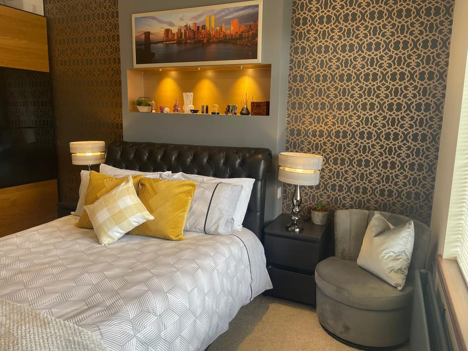 Bed, Seating area, Bedroom