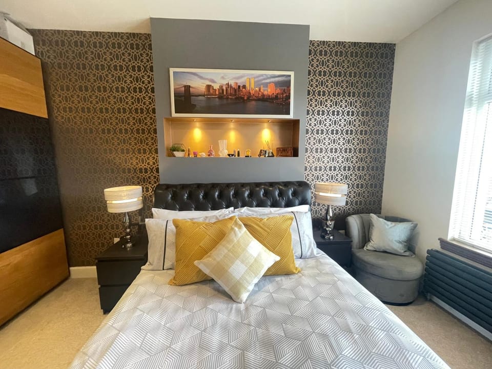 Bed, Seating area, Bedroom