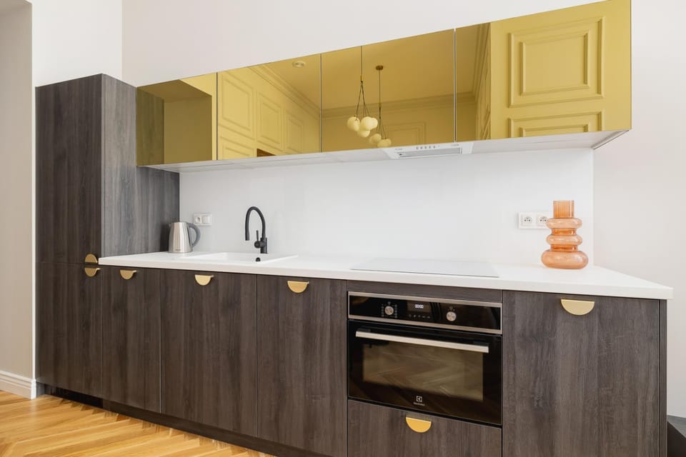 Kitchen or kitchenette, dishwasher, stove