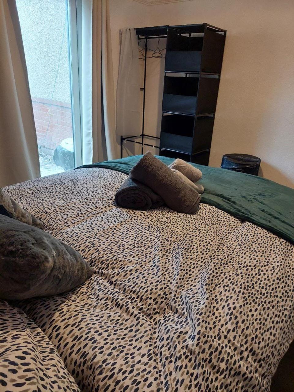 Bed, Bedroom, storage, towels, towels, wardrobe