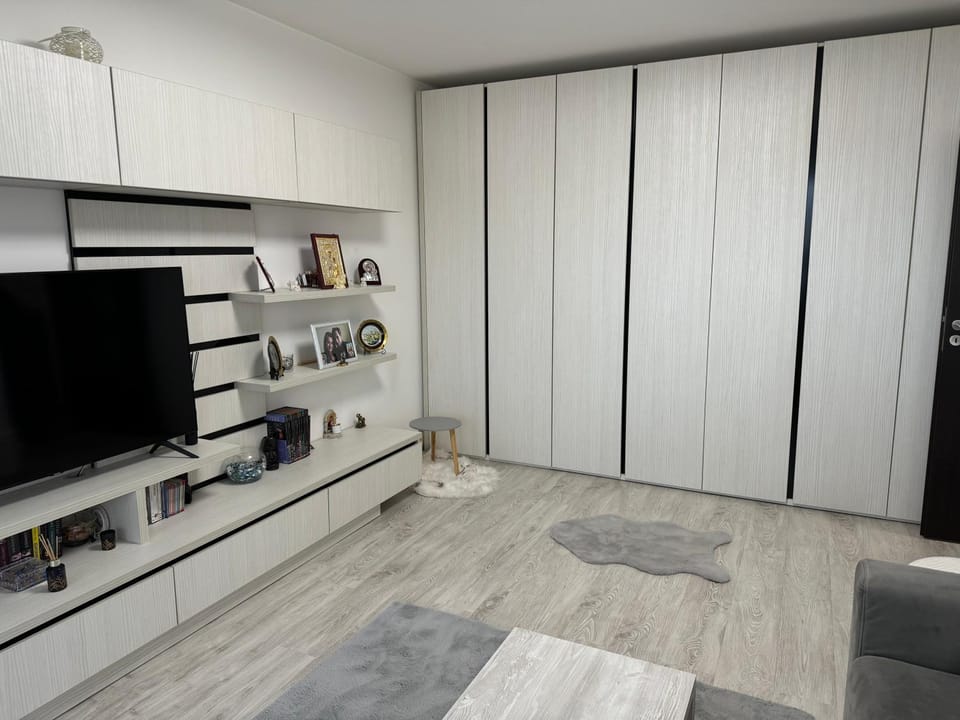 TV and multimedia, Living room, Seating area, Evening entertainment