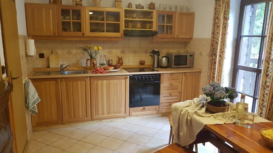 Property building, Coffee/tea facilities, Kitchen or kitchenette, Dining area, dishwasher, oven, stove