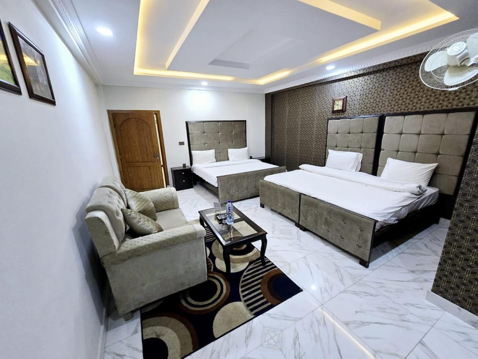 Bed, TV and multimedia, Photo of the whole room, Seating area, Bedroom