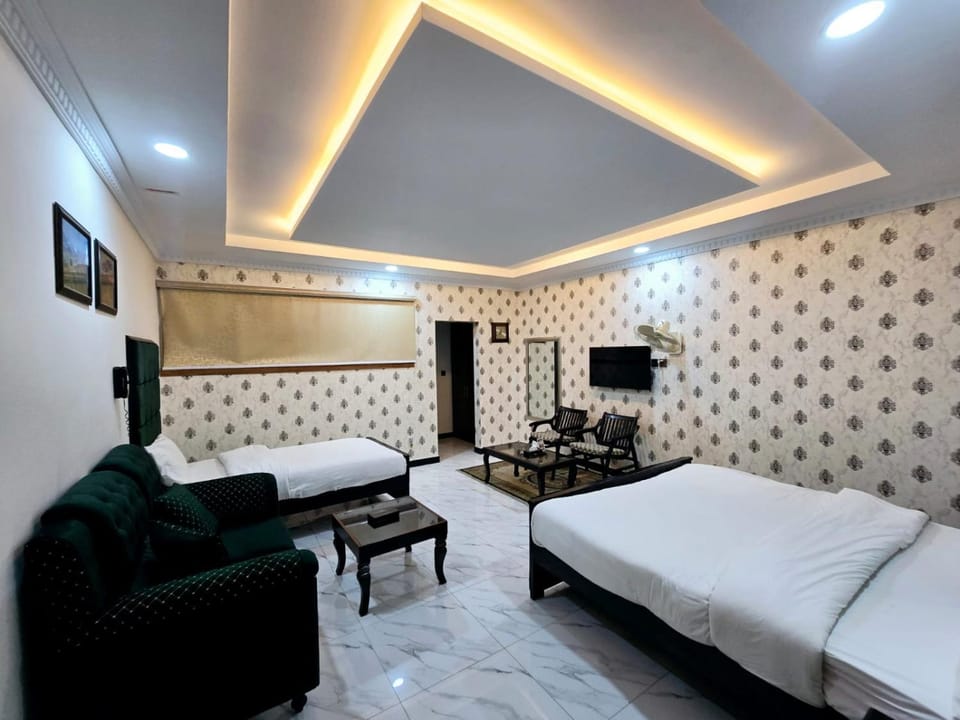 Bed, Living room, Photo of the whole room, Seating area, Bedroom