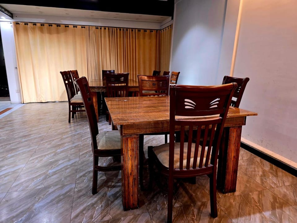 Restaurant/places to eat, Restaurant/places to eat, Dining area