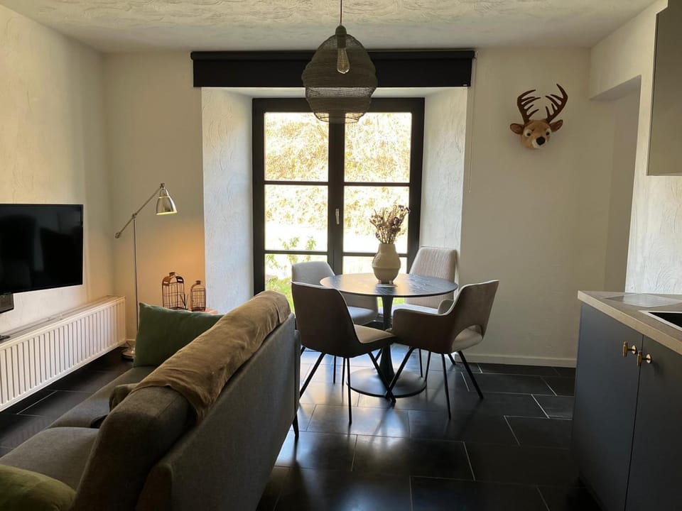 TV and multimedia, Living room, Seating area, Dining area