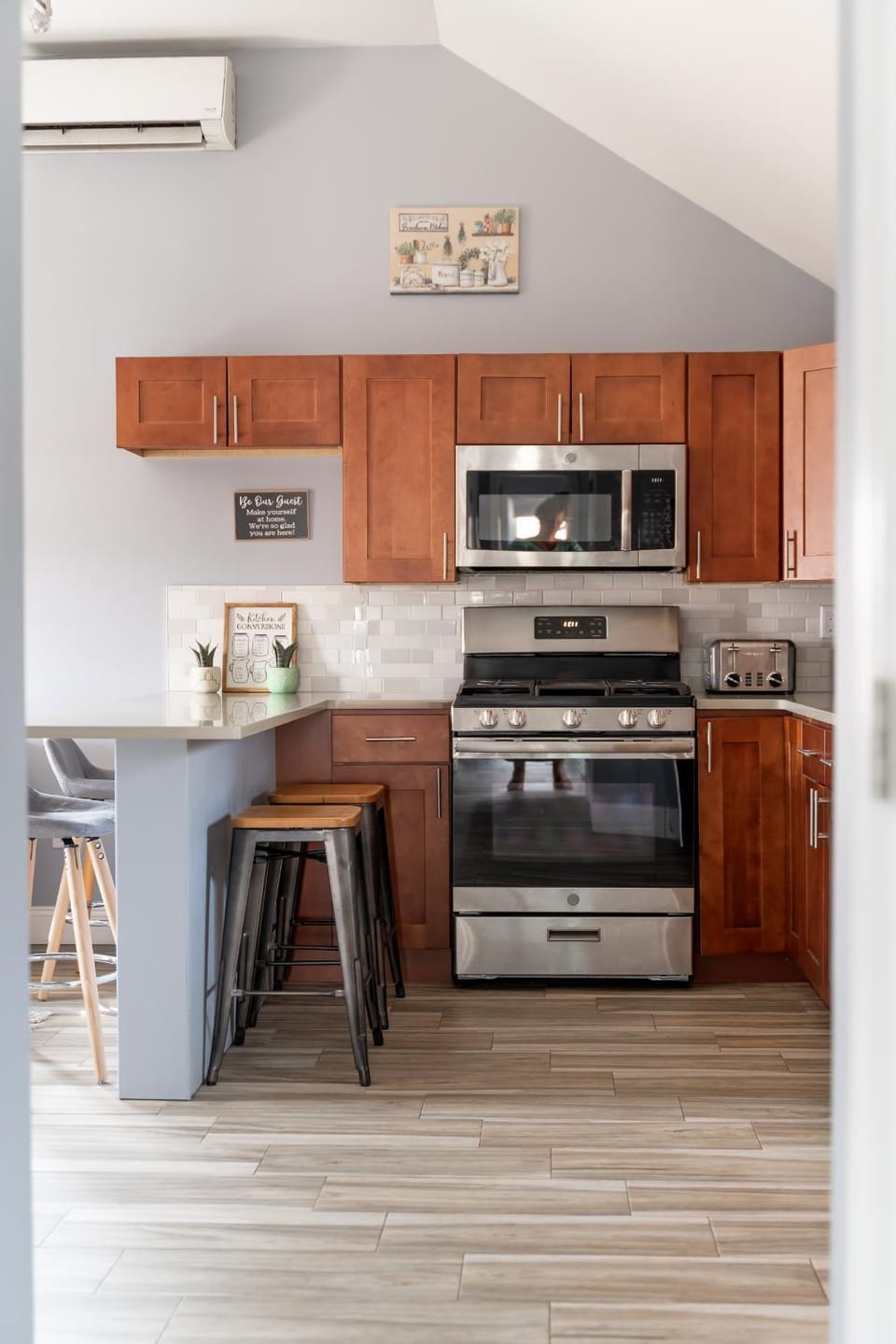Dining area, oven, toaster