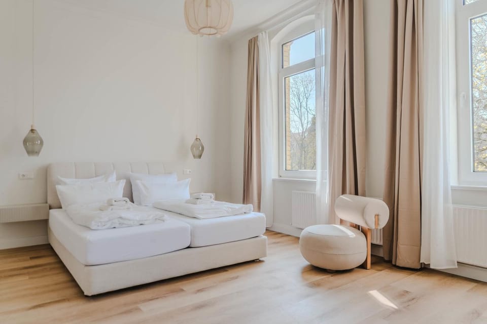 Bed, Photo of the whole room, Seating area, Bedroom, towels