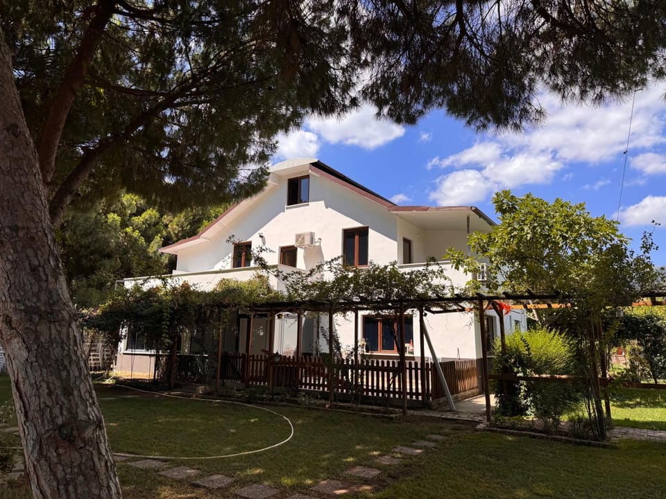 Property building, Day, Garden, Garden, Garden view