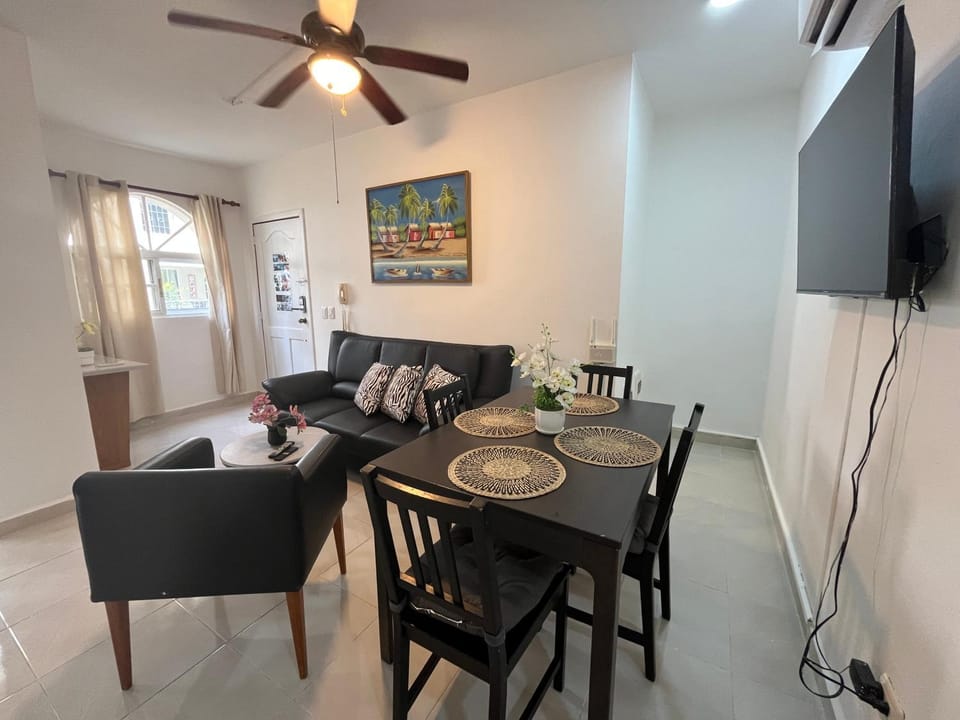Communal lounge/ TV room, TV and multimedia, Living room, Seating area, Dining area, Evening entertainment