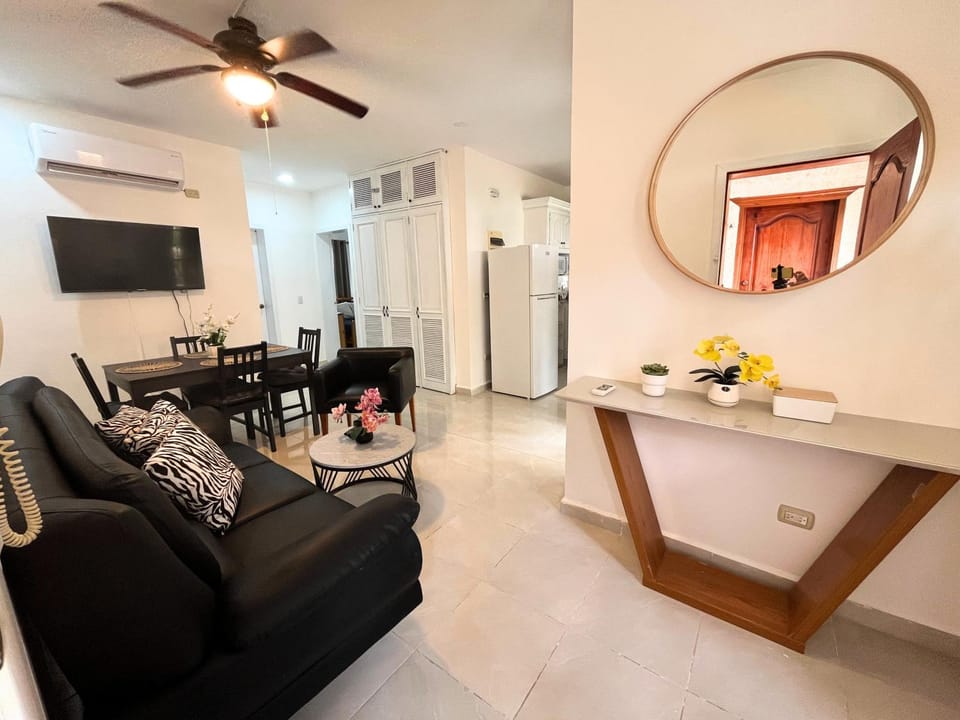Communal lounge/ TV room, TV and multimedia, Living room, Seating area, Dining area